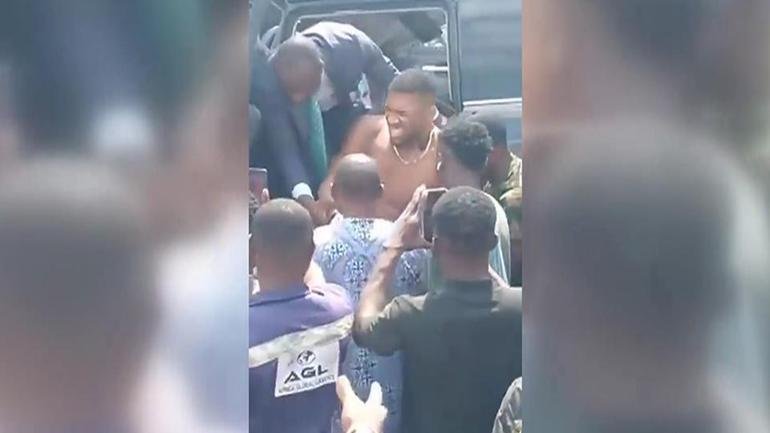Anthony Joshua Nijerya’da trafik kazası geçirdi Kaynak:CNN TÜRK Ağır hasır alan araçtan zorla çıkarılan kişiyi gören