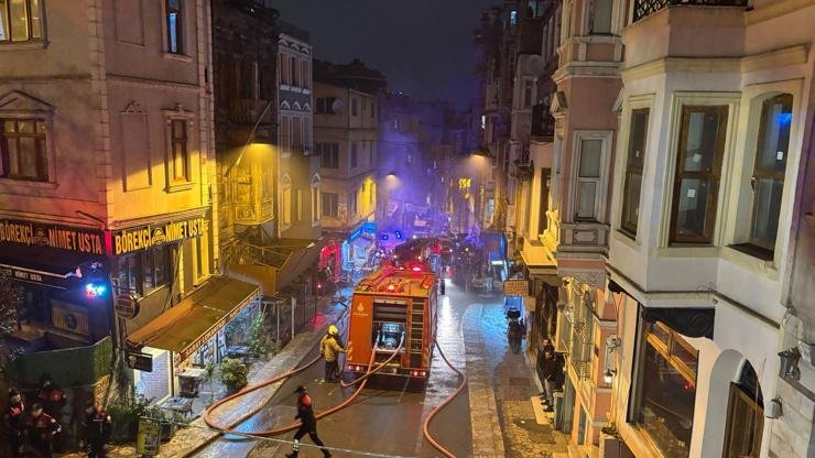 Kaynak:İHA Yangın, 21.00 sıralarında Ömer Hayyam Caddesi Camcı Musa Sokak’ta