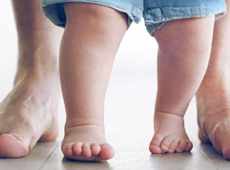 Çocukluk döneminde çok sık karşılaşılan yürüyüş bozukluklarından biri olan içe