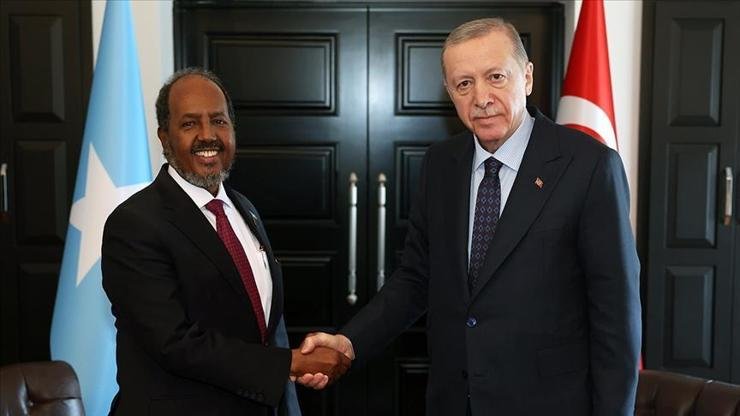Dolmabahçe’de kritik zirve: CumhurbaÅŸkanı ErdoÄŸan, Somali CumhurbaÅŸkanı Mahmud görüşmesi baÅŸladı CumhurbaÅŸkanı Recep Tayyip ErdoÄŸan, davetine icabetle Türkiye’ye gelen Somali CumhurbaÅŸkanı Hasan Åžeyh Mahmud’u kabul