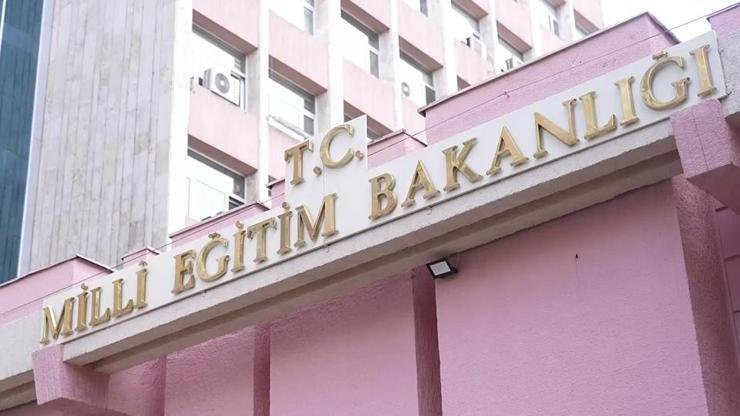 Kaynak:CNN TÜRK Öğrencileri ile videolar çekip sanal medyada yayınlıyorlar. Sınıfı