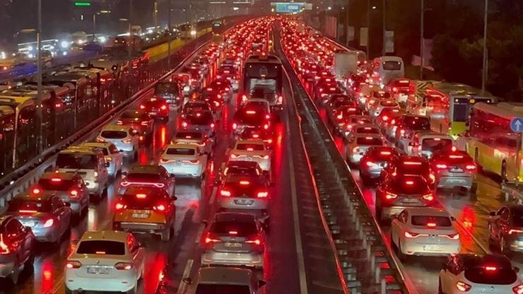 Kaynak:AA Kentte mesai bitimiyle birlikte etkili olan trafik yoğunluğu, Anadolu