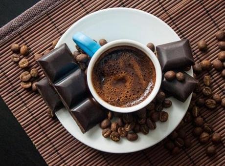Kahveyle birlikte tüketilen çikolatanın vücutta ani bir histamin patlamasına neden