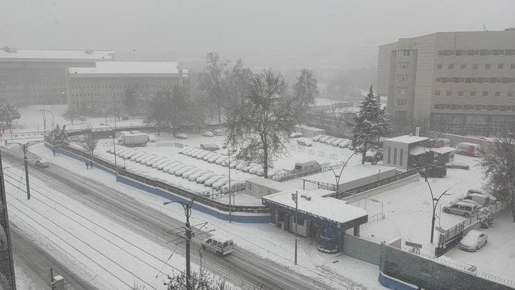 Kar uçuÅŸları vurdu: Öğle saatlerine kadar iptal edildi Kaynak:İHA Meteoroloji Genel Müdürlüğü’nün uyarısının ardından kentte gece saatlerinden itibaren