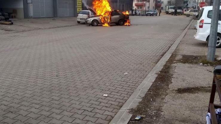 Cevahir TOPALOĞLU/KELKİT (Gümüşhane) (DHA)- GÜMÜŞHANE’de seyir sırasında alev alan otomobildeki