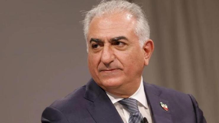 47 YILDIR TAHTI BEKLİYOR! İran’da protestolar alevlendi: Sürgündeki Rıza Pehlevi’den ‘işgal edin’ çağrısı Kaynak:Hürriyet Rıza Pehlevi, Şah Muhammed Rıza Pehlevi ve Farah Diba’nın ilk