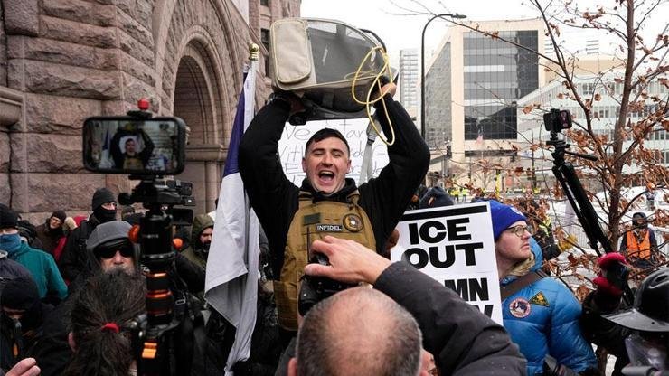 ABD’de Müslüman karşıtı gösteride Kur’an-ı Kerim yakma giriÅŸimi Kaynak:AA – AP ABD Göçmenlik ve Gümrük Muhafaza Bürosu (ICE)