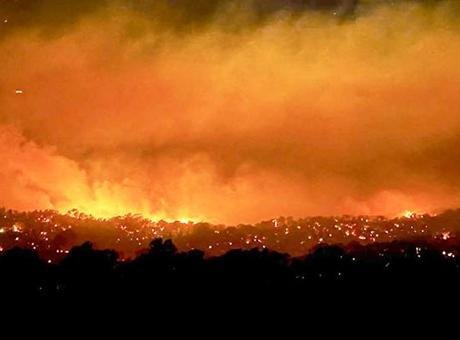 Avustralya alevlere teslim! 300 bin hektarlık alan yandı, 130 ev kül oldu SBS News’in haberine göre, Victoria’nın çeşitli bölgelerinde çıkan yangınlar etkisini