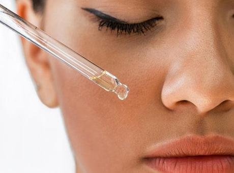 Piyasada “cildi beyazlatıyor”, “leke tamamen yok oluyor” gibi vaatlerle satılan