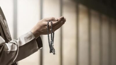 Kaynak:Cnnturk.com Mübarek Cuma gününün gelmesiyle birlikte ibadet etmek isteyen, tövbe