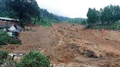 Endonezya’nın Batı Cava eyaletinde meydana gelen toprak kayması can kayıplarına
