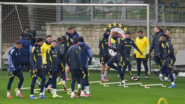 Kaynak:AA Fenerbahçe Can Bartu Tesisleri’nde teknik direktör Domenico Tedesco yönetimindeki