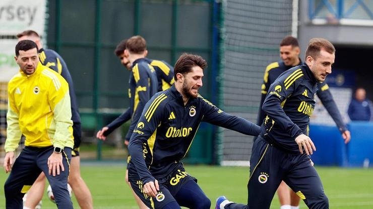 Fenerbahçe, Samsunspor maçı kadrosunu açıkladı Kaynak:Cnnturk.com Turkcell Süper Kupa yarı finalinde yarın Yeni Adana Stadı’nda