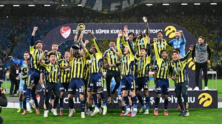 FENERİUM YAĞMURLUK SATIŞA ÇIKTI MI: Fenerbahçe yağmurluk ne kadar? Nereden satın alınır? Kaynak:Cnnturk.com Fenerbahçe, Turkcell Süper Kupa’da Galatasaray’ı 2-0 mağlup ederek büyük