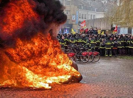 Fransa’da yüzlerce itfaiyeci, kötü çalışma koşullarına tepki olarak Lille kentinde