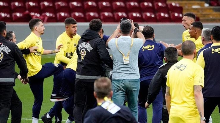 Galatasaray’dan açıklama! Fenerbahçe’ye cevap geldi Kaynak:Cnnturk.com Sarı-kırmızılı kulüp, konuya dair şu açıklamayı yaptı: “9.05.2024 tarihli