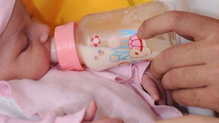 “Gıda zehirlenmesine neden olabilir” Türkiye dahil 50’den fazla ülkede bebek maması krizi: Piyasadan toplatılıyor Kaynak:AA KitKat ve Nescafe üreticisi de olan Nestle, bebek maması