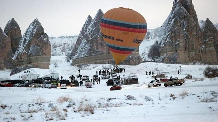 Kaynak:AA Kapadokya’daki peribacalarıyla kaplı vadileri gökyüzünden izlemek isteyen turistler, sabahın
