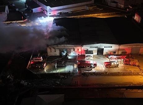 Organize Sanayi Bölgesi 6061’inci Sokak’taki mobilya fabrikasında saat 02.00 sıralarında