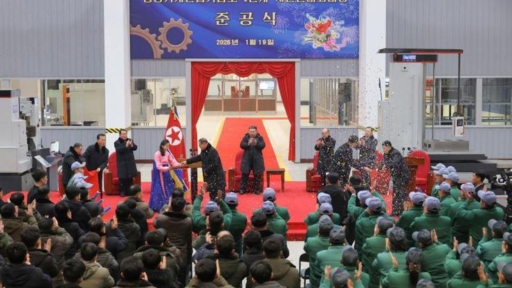 Kim Jong-un’dan dikkat çeken hamle: Zehir zemberek sözlerle, herkesin gözü önünde kovdu! Kaynak:AA Kuzey Kore Merkezi Haber Ajansının (KCNA) haberine göre Kim Jong-un, Ryongsong