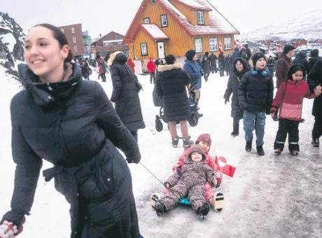 Hafta sonunda Grönland’ın Nuuk kentindeki ABD konsolosluğu önünde, Trump’ın olasıişgaline