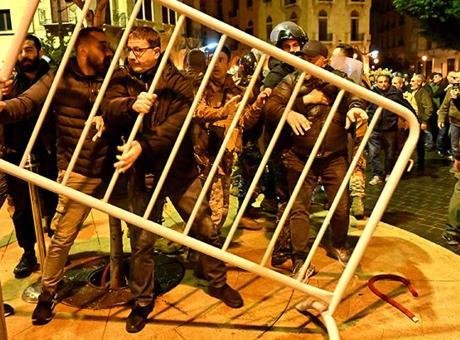 Meclis binası çevresinde toplanan emekli askerler, 2026 bütçesinde maaş artışına