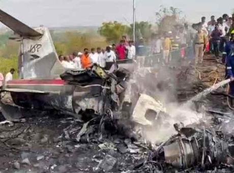 Hindistan’ın Maharashtra eyaleti Başbakan Yardımcısı Ajit Pawar, içinde bulunduğu uçağın