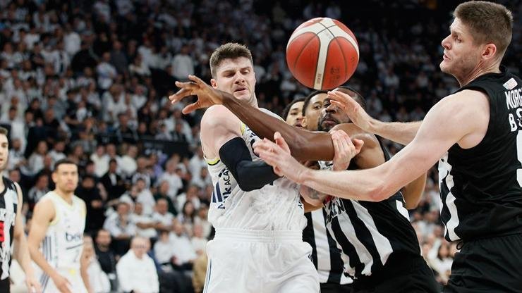 Potadaki derbide Fenerbahçe, Beşiktaş’ı deplasmanda geçti Kaynak:Cnnturk.com Türkiye Sigorta Basketbol Süper Ligi’nin 14. haftasında Beşiktaş GAİN