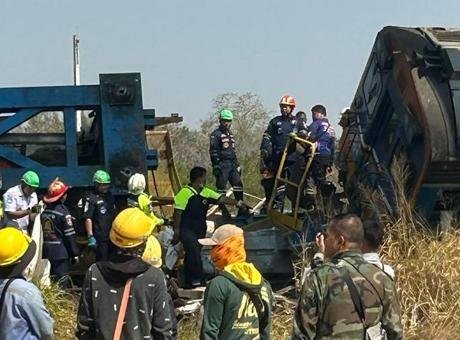 Tayland’da katliam gibi kaza! Trenin üzerine inÅŸaat vinci düştü: Çok sayıda ölü ve yaralı var Tayland basınına göre, sabah saatlerinde baÅŸkent Bangkok’tan ülkenin kuzeydoÄŸusuna giden