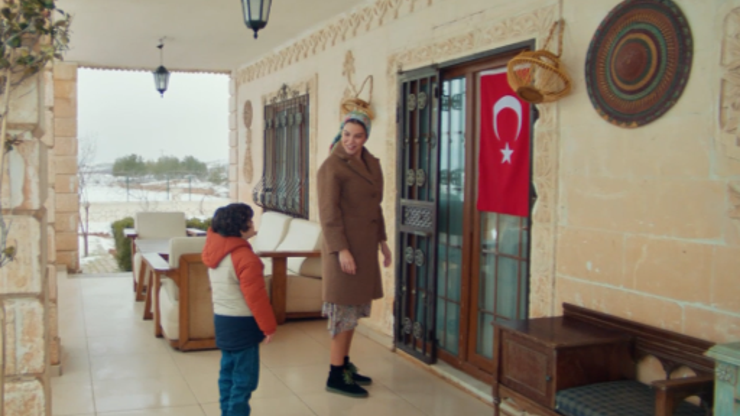 Kaynak:Cnnturk.com Başrollerinde Ozan Akbaba ve Sinem Ünsal‘ın yer aldığı Uzak