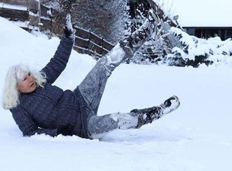 Karlı havalarda güvenli yürüyüş için ‘penguen yürüyüşü’ tekniğinin önemli olduğunu