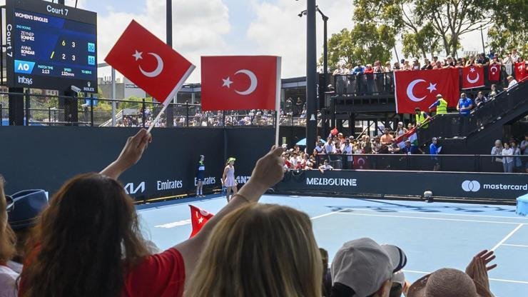 Zeynep Sönmez: Çok sayıda Türk vardı ve kendimi evimdeymişim gibi hissettim Kaynak:AA Milli tenisçi, Avustralya Açık‘ta Macar Anna Bondar’ı 2-0 yenerek