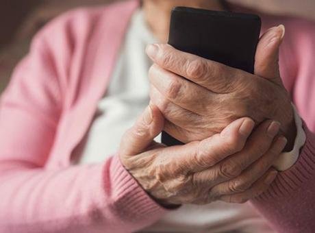 200 kez acil yardım hattını aradı, telefonuna el konuldu! ‘Tek kelime dahi etmiyor’ Almanya’da dikkat çeken bir olay yaşandı. Alman medyasında yer alan