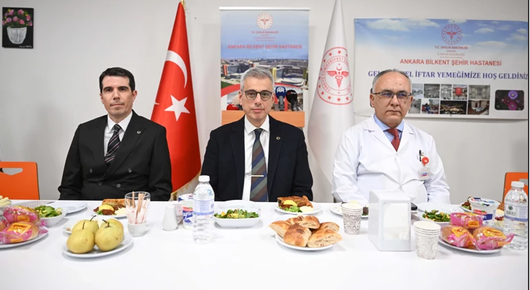 Bakan Memişoğlu, sağlık çalışanlarıyla iftarda bir araya geldi Ankara Bilkent Şehir Hastanesi tarafından düzenlenen ‘Geleneksel İftar Yemeği’ programına,