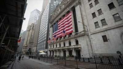 ABD ekonomisinde sert fren: Büyüme beklentinin yarısında kaldı ABD Ticaret Bakanlığı’nın verilerine göre, 2025’in ekim-aralık döneminde Gayrisafi Yurt