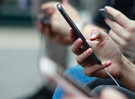 Akıllı telefon pazarı yüzde 13 daralacak! Satış fiyatları rekor seviyede artabilir ABD merkezli pazar araştırmaları şirketi International Data Corporation (IDC), akıllı