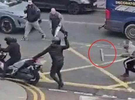 Aksiyon filmlerini aratmayan anlar! Palalı soygunculara ‘süpürgeli’ müdahale İngiltere’nin başkenti Londra’nın kuzeyindeki Green Lanes bölgesinde bir kuyumcuya yönelik