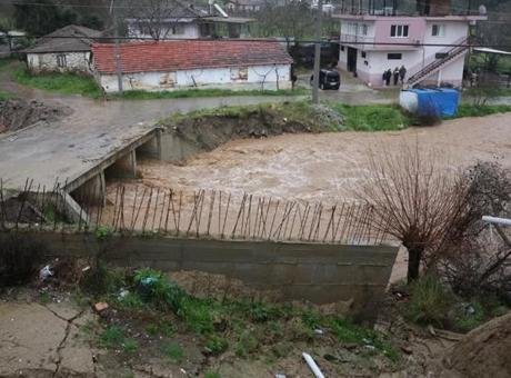 Aydın’ın İncirliova ilçesinde derenin taşması nedeniyle 9 ev tedbiren tahliye