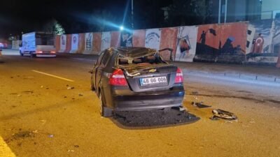 Aziz ÖNAL/BİNGÖL, (DHA)- BİNGÖL’de sürücüsünün kontrolünü yitirdiği otomobilin refüje çarpıp