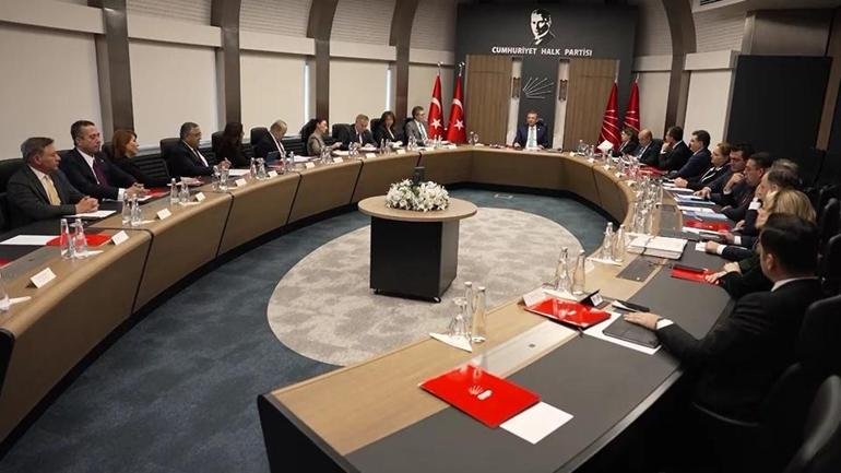 Kaynak:CNN TÜRK CHP Merkez Yönetim Kurulu, CHP lideri Özgür Özel