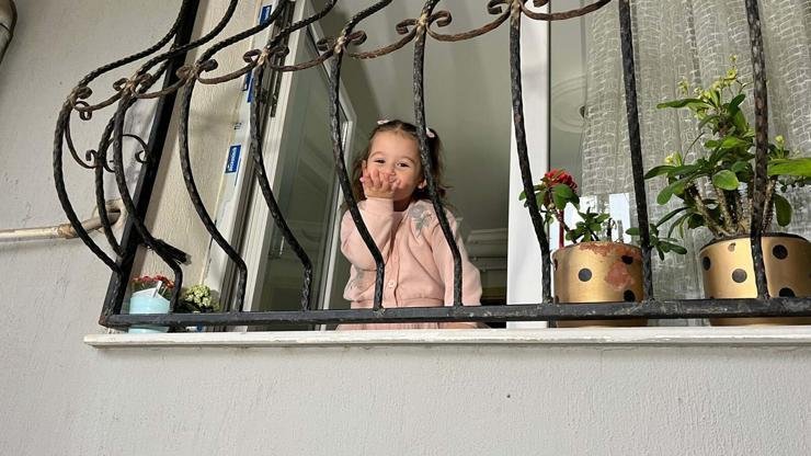 Çöp kamyonu şoförü ile 3 yaşındaki Ayşe arasında ‘pencere’ bağı! Kaynak: DHA Yunusemre Mahallesi’nde yaşayan Haydar-Arzu Akçay çiftinin ikinci çocukları