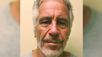 Ancak otopsiye gözlemci olarak katılan patolog Dr. Michael Baden, The