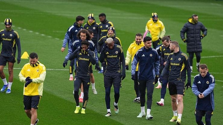 Kaynak:AA Fenerbahçe Can Bartu Tesisleri‘nde teknik direktör Domenico Tedesco yönetiminde