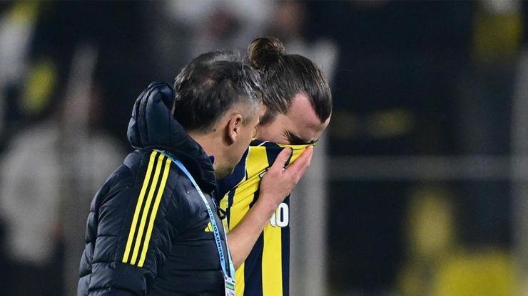 Fenerbahçe’de stoper krizi! Elde tek savunmacı kaldı… Kaynak: DHA Sarı-lacivertli ekibin, Kasımpaşa’yı konuk ettiği maçın 25’inci dakikasında