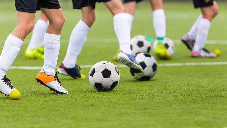 Futbolcu olmak için öncelikle bir kulübe üye olmak gerekmektedir. Kulübe