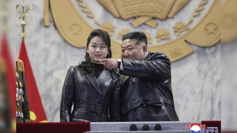 “Halef” sinyalleri güçleniyor! Kim ve kızı Kim Ju Ae yine aynı karede poz verdi Kaynak:CNN TÜRK Kuzey Kore’nin en önemli siyasi etkinliği olan 9.