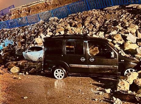 Hatay’da istinat duvarı araçların üzerine çöktü! 6 araçta hasar oluştu Kara Cami Mahallesi’ndeki Fatih Köprüsü yanında bulunan istinat duvarı yağışların