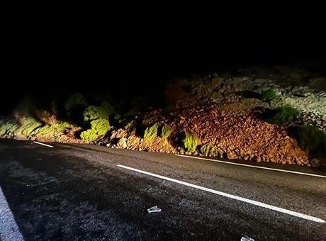 İstanbul-İzmir Otoyolu’nda toprak kayması! Yol ulaşıma kapatıldı Alınan bilgiye göre, Saruhanlı ile Turgutlu ilçeleri arasındaki mevkide toprak