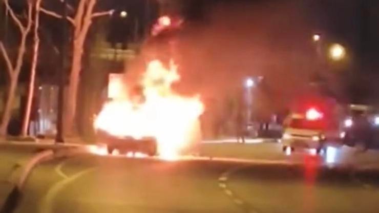 Mert ORDU/İSTANBUL (DHA)- KARTAL’da seyir halindeki otomobil alev alev yandı.