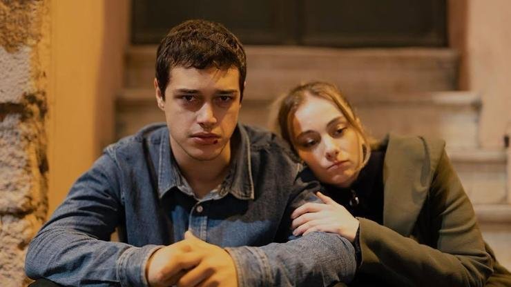 Kaynak:Cnnturk.com Yönetmenliğini Cem Karcı’nın üstlendiği Sahipsizler dizisi OGM Pictures yapımı…